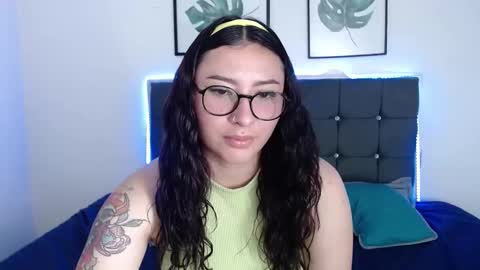 nicolee_8 online show from September 24, 3:38 am