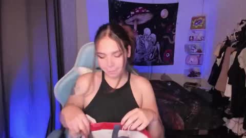 Snapshot of nicolepeachx chatting on September 21, 3:32 pm Nicol independent model online show from September 21, 3:32 pm