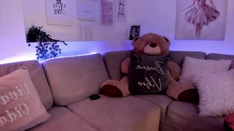 Snapshot of nicolle_foxy chatting on February 10, 10:51 pm Nicolle online show from February 10, 10:51 pm