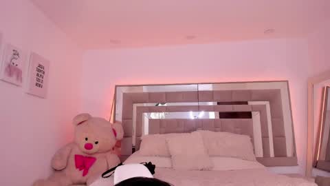 Snapshot of nicolle_foxy chatting on February 1, 8:37 pm Nicolle online show from February 1, 8:37 pm
