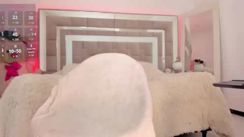 Snapshot of nicolle_foxy chatting on September 15, 12:46 pm Nicolle online show from September 15, 12:46 pm