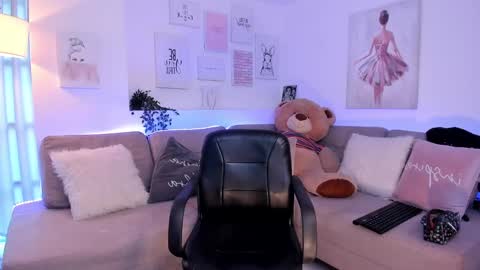 Snapshot of nicolle_foxy chatting on February 8, 9:15 pm Nicolle online show from February 8, 9:15 pm