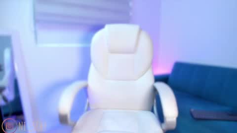 Snapshot of nicolle_sanchezz chatting on October 18, 8:32 pm online show from October 18, 8:32 pm
