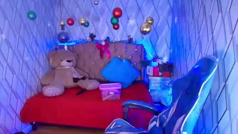 Nicolle Miley online show from December 14, 4:07 am