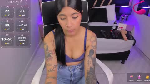 Snapshot of nikibryce_ chatting on February 13, 1:59 pm Niki online show from February 13, 1:59 pm
