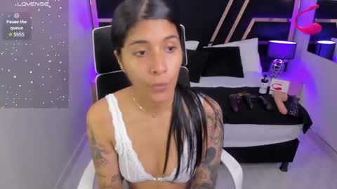 Snapshot of nikibryce_ chatting on February 15, 7:28 pm Niki online show from February 15, 7:28 pm