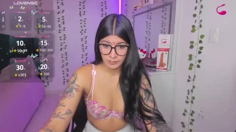 Snapshot of nikibryce_ chatting on October 19, 1:29 am Niki online show from October 19, 1:29 am