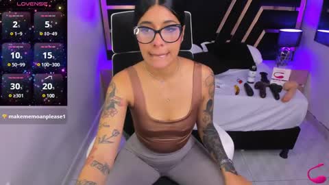Snapshot of nikibryce_ chatting on December 14, 8:08 pm Niki online show from December 14, 8:08 pm