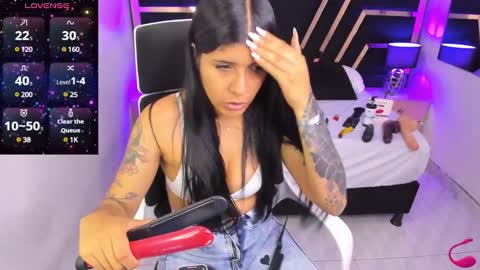 Snapshot of nikibryce_ chatting on December 13, 2:05 pm Niki online show from December 13, 2:05 pm