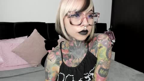 Snapshot of nikkiramone chatting on January 13, 11:52 am Nikki Ramone online show from January 13, 11:52 am