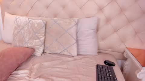 nina joyce online show from April 16, 9:39 pm