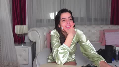 Snapshot of ninacrystal chatting on December 9, 6:34 am NinaCrystal online show from December 9, 6:34 am