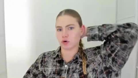 ninarihh online show from October 27, 2:23 pm