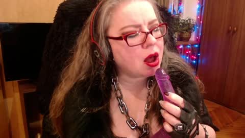 Snapshot of norma_gin chatting on December 15, 11:42 pm miss Tress online show from December 15, 11:42 pm