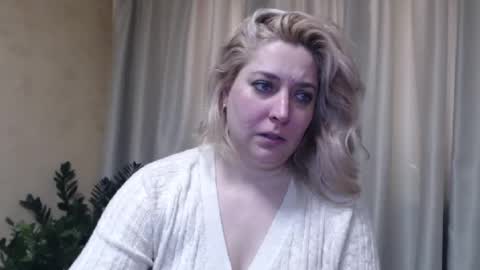 Snapshot of ohsweetiren chatting on February 18, 7:21 am Iren online show from February 18, 7:21 am