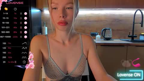 Snapshot of olivia_bells chatting on October 19, 9:39 pm Olivia 3 online show from October 19, 9:39 pm