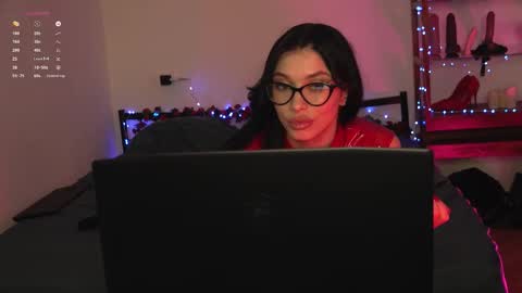 Olivia Faye online show from March 25, 6:00 pm