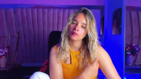 Snapshot of olivia_fox69 chatting on December 19, 3:51 am OLIVIA online show from December 19, 3:51 am
