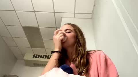 oliviaaraee online show from March 2, 7:09 pm