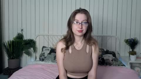 Snapshot of oliviavele chatting on October 12, 6:21 pm Kylie online show from October 12, 6:21 pm