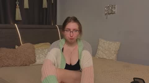 Snapshot of oliviavele chatting on September 18, 8:07 pm Kylie online show from September 18, 8:07 pm