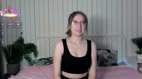 Snapshot of oliviavele chatting on October 13, 6:32 pm Kylie online show from October 13, 6:32 pm