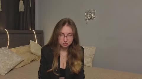 Snapshot of oliviavele chatting on September 22, 6:28 pm Kylie online show from September 22, 6:28 pm