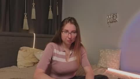 Snapshot of oliviavele chatting on September 14, 7:45 pm Kylie online show from September 14, 7:45 pm