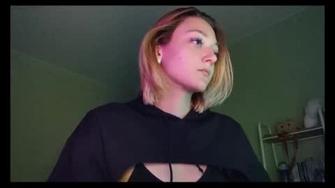 Snapshot of orange___melani chatting on March 2, 2:58 pm Melani online show from March 2, 2:58 pm