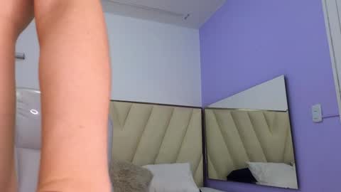 Snapshot of paradise_doll_s chatting on December 17, 4:56 am Amy and my doll online show from December 17, 4:56 am