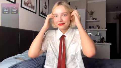 Lola online show from October 31, 4:22 pm