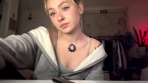 peachesncreampiezz online show from May 16, 12:13 am