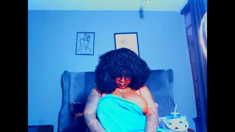 Snapshot of pearlblu38 chatting on October 11, 3:00 am Pearl online show from October 11, 3:00 am