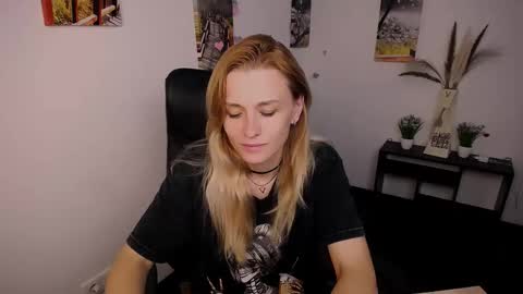 Snapshot of peppymia chatting on September 17, 7:17 am Mia online show from September 17, 7:17 am
