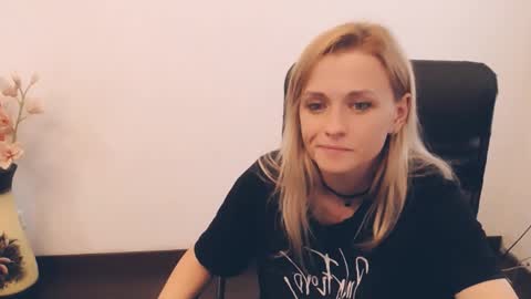 Snapshot of peppymia chatting on September 10, 9:53 am Mia online show from September 10, 9:53 am