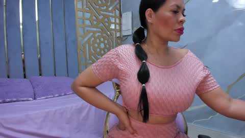 Snapshot of perla_milf4u chatting on February 8, 4:25 pm PERLA online show from February 8, 4:25 pm