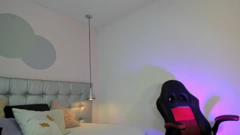 Snapshot of pervert_lizza chatting on January 12, 12:01 pm Lizza online show from January 12, 12:01 pm
