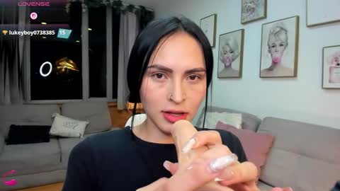 Snapshot of petite_linda chatting on September 12, 5:19 am Linda online show from September 12, 5:19 am