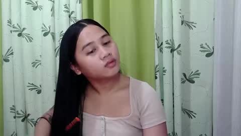 Snapshot of petite_trish chatting on February 18, 12:37 am trish online show from February 18, 12:37 am