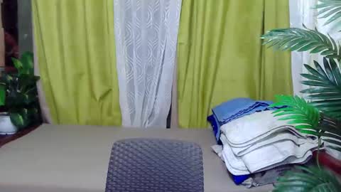 Snapshot of petite_trish chatting on October 27, 1:01 am trish online show from October 27, 1:01 am