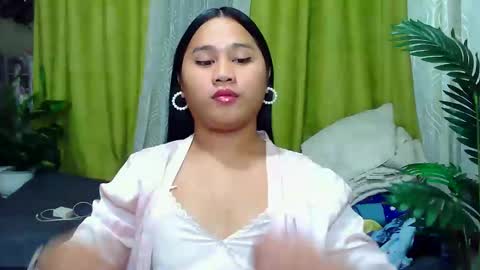 Snapshot of petite_trish chatting on September 21, 6:01 am trish online show from September 21, 6:01 am