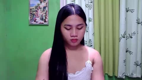 Snapshot of petite_trish chatting on December 8, 10:30 am trish online show from December 8, 10:30 am