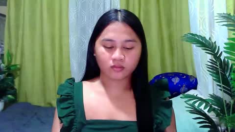 Snapshot of petite_trish chatting on September 17, 3:15 am trish online show from September 17, 3:15 am