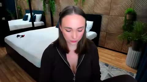 Emelie online show from October 22, 7:30 pm