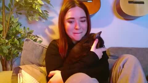 PilloGoddess online show from December 4, 7:21 am