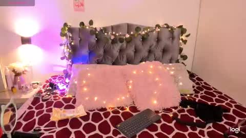 Snapshot of pinkpantherr_ chatting on December 12, 8:32 pm Sarah .. online show from December 12, 8:32 pm