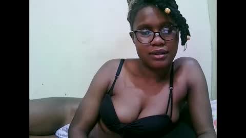 Snapshot of pretty_mellan chatting on February 1, 1:02 am pretty_mellan online show from February 1, 1:02 am