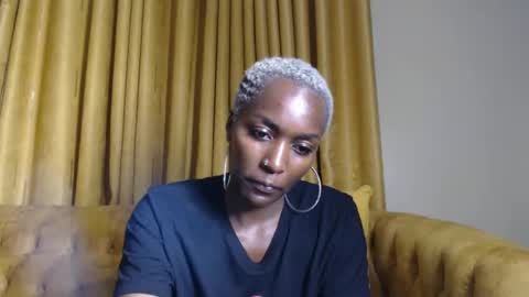 Snapshot of prettyquee chatting on December 7, 8:49 pm sasha online show from December 7, 8:49 pm