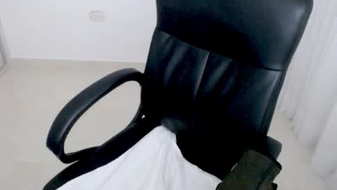 Snapshot of princess_19x chatting on October 16, 12:57 am valery dollx online show from October 16, 12:57 am