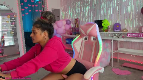 Snapshot of princess_cece chatting on December 13, 6:05 pm Cece NEXT LIVESTREAM -- DEC. 4th 7 PM CST online show from December 13, 6:05 pm